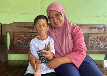 NOORBAIZURA Mohd Farid bersama anaknya Adib Rasul Dzulkarnain ketika ditemui Utusan Malaysia di Kampung Kuala Jempol, Jempol. 
– UTUSAN/NOR SHAFIQAH MOHD GHAZALI