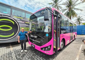 CHE Ibrahim Che Ismail menunjukkan Bas.My yang menggunakan enjin diesel sudah beroperasi di laluan Kota Bharu-Meranti di Kelantan ketika ini.-UTUSAN/YATIMIN ABDULLAH.