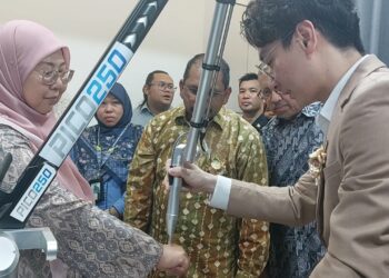 FUZIAH Salleh (kiri) mencuba peralatan yang terdapat di pusat kecantikkan One Doc di Kuantan, Pahang.