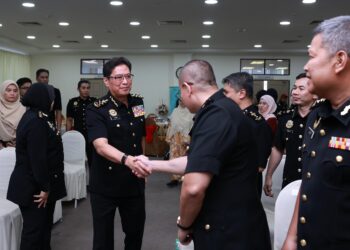 AZAM Baki (kiri) bersalaman dengan pegawai SPRM Majlis Persaraan-Bakti Disanjung, Budi Dijunjung Sempena Persaraan Pengarah SPRM Kelantan hari ini-UTUSAN/KAMARUL BISMI KAMARUZAMAN.