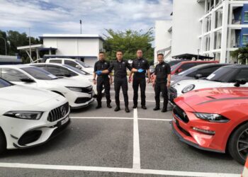 SEBHAGIAN aset-aset milik suspek yang rampas oleh polis semasa sidang media di Ibu Pejabat Polis Pasir Mas, Kelantan baru-baru ini-UTUSAN/KAMARUL BISMI KAMARUZAMAN.