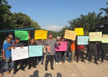 MOHD. Zaidy Abdul Kadir (tengah) mengetuai bantahan pembinaan pusat perlindungan anjing liar yang didakwa dibina secara haram di Jalan Rompin, Jempol hari ini.-UTUSAN/NOR SHAFIQAH MOHD. GHAZALI.