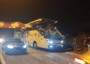 KEADAAN sebuah bas ekspres yang melanggar palang had ketinggian dalam kejadian di Jalan Arab Malaysian menghala ke Bukit Mahkota, Bangi, Selangor di Nilai, Seremban, malam tadi.