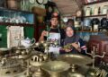 RASHIDI Baharudin dan isterinya, Siti Farhana menunjukkan koleksi barang antik yang dikumpul mereka ketika ditemui di kedai miliknya yang terletak di pekan Johol, Kuala Pilah.-UTUSAN/ NOR SHAFIQAH MOHD GHAZALI