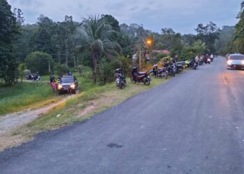 KEADAAN lokasi kemalangan yang meragut nyawa seorang lelaki di 
Kampung Bukit Bakar, Sungai Mengkuang, Manek Urai, Kuala Krai, Kelantan semalam.-IHSAN POLIS.