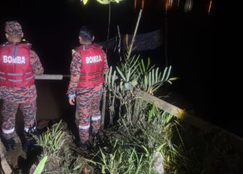 JABATAN Bomba dan Penyelamat Malaysia (JBPM) Pahang melakukan operasi mencari dan menyelamat (SAR) seorang remaja lelaki yang hilang dikhuatiri lemas di Sungai Kuantan berhampiran Sekolah Kebangsaan Sungai Talam, Bandar Indera Mahkota di Kuantan, Pahang.