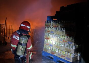 ANGGOTA bomba memadamkan kebakaran membabitkan sebuah gudang barangan runcit di Jalan Tandang, Petaling Jaya pagi ini.