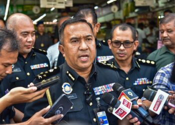 SHAMSUL Nizam Khalil ketika ditemui pemberita selepas selesai membuat pemeriksaan di sebuah premis pemborong di Pasar Borong Selangor, Seri Kembangan, di sini, hari ini.