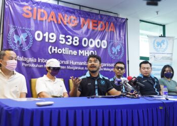 HISHAMUDDIN Hashim (tiga dari kiri) ketika sidang media bersama ahli keluarga mangsa yang terpedaya dengan sindiket permerdagangan manusia.