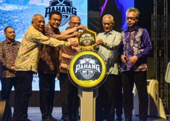WAN ROSDY Wan Ismail (tengah) menyempurnakan Majlis Pelancaran Pahang 1st di Dewan Tertutup Sukpa di Kuantan, Pahang.