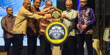 WAN ROSDY Wan Ismail (tengah) menyempurnakan Majlis Pelancaran Pahang 1st di Dewan Tertutup Sukpa di Kuantan, Pahang.