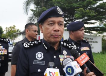 MOHD. KHALID Ismail pada sidang media selepas melawat lokasi helikopter PDRM yang terhempas di Sungai Pulai di Jeti Maritim Malaysia, Gelang Patah Iskandar Puteri.