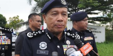 MOHD. KHALID Ismail pada sidang media selepas melawat lokasi helikopter PDRM yang terhempas di Sungai Pulai di Jeti Maritim Malaysia, Gelang Patah Iskandar Puteri.