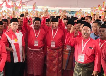 AHMAD Zahid Hamidi (tengah) bersama kepimpinan UMNO semasa hadir merasmikan Mesyuarat Agung UMNO Bahagian Tanah Merah, Kelantan hari ini-UTUSAN/YATIMIN ABDULLAH