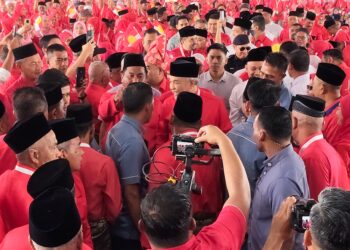 AHMAD Zahid Hamidi bersalaman dengan ahli UMNO yang hadir ke Mesyuarat Agung UMNO Bahagian Tanah Merah, Kelantan hari ini-UTUSAN/YATIMIN ABDULLAH.