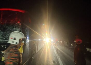 KEADAAN kemalangan membabitkan sebuah bas ekspres dan treler di Kilometer 243.9, Lebuhraya Utara-Selatan (arah utara) di Seremban pagi tadi. - GAMBAR/IHSAN BOMBA