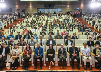 HANNAH Yeoh ketika bergambar bersama wakil-wakil para belia komuniti ASEAN pada Majlis Pembukaan ASEAN Youth Volunteer Forum 2025 di Auditorium Sasana Kijang di sini hari ini. - UTUSAN/SYAKIR RADIN
