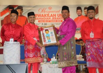 ABDUL RAHMAN Mohamad (dua kanan) menerima cenderamata daripada Ketua UMNO Bahagian Jerantut, Haris Saleh Hamzah di Pusat Latihan Teknologi Tinggi ( ADTEC) Jerantut di Jerantut, Pahang. - FOTO/SALEHUDIN MAT RASAD