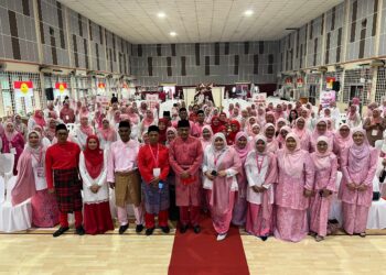 MOHD. Sharkar Shamsudin (tengah) Merasmikan Mesyuarat Pergerakan Puteri UMNO Bahagian Tanjung Karang, Kuala Selangor di Selangor.