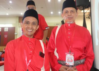 RAZAK Daud (kanan) tekad menjadi tenaga penggerak organisasi UMNO Bahagian Jerantut yang menyusun jentera hingga mampu menyumbang kemenangan kerusi Parlimen dan tiga DUN pada PRU16 akan datang.