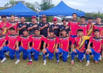 SMK Sri Aman menjulang nama Pasir Puteh apabila merangkul kejuaraan bola sepak Majlis Sukan Sekolah-Sekolah (MSSD) Bawah 18 tahun selepas menewaskan Pasir Mas 1-0 pada aksi final yang berlansung Stadium Kijang Emas di sini semalam.