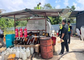 KPDN Pahang menyerbu sebuah premis stor haram menyimpan diesel tanpa permit di Taman Polo, Indera Mahkota 8 di Kuantan, Pahang.