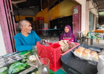 ESAH Mamat bersama abangnya semasa ditemui di kedai kopi miliknya di Kampung Peria, Kuala Krai, Kelantan hari ini-UTUSAN/YATIMIN ABDULLAH.