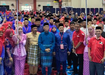 WAN Rosdy Wan Ismail (tengah) semasa hadir merasmikan Mesyuarat Agung UMNO Bahagian Pasir Mas, Kelantan hari ini-UTUSAN/YATIMIN ABDULLAH.