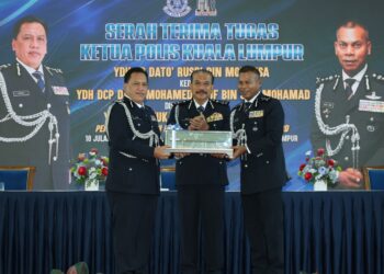 MOHAMED Usuf (kanan) kini memangku tugas Ketua Polis Kuala Lumpur menggantikan Rusdi (kiri) yang dilantik sebagai Pengarah JSJK Bukit Aman.