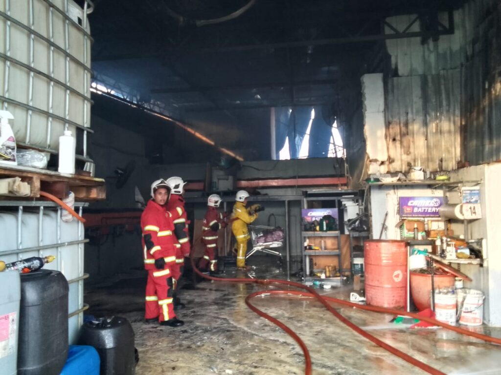 Rugi RM1 juta, empat unit kedai hangus dijilat api Rugi RM1 juta, empat unit kedai hangus dijilat api