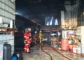 ANGGOTA bomba berusaha menjalankan operasi pemadaman kebakaran empat unit kedai di Jalan Yaakubiah, Kota Bharu, Kelantan-UTUSAN/ROHANA M