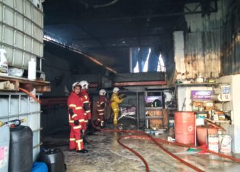 ANGGOTA bomba berusaha menjalankan operasi pemadaman kebakaran empat unit kedai di Jalan Yaakubiah, Kota Bharu, Kelantan-UTUSAN/ROHANA M