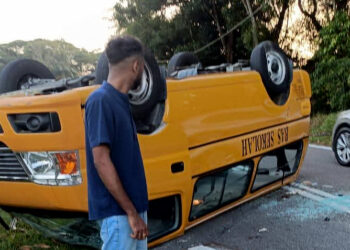 SERAMAI 16 pelajar cedera apabila van sekolah yang dinaiki terbalik akibat terlanggar lubang lurang yang tidak bertutup di Jalan Abdul Samad, Johor Bahru.