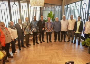 MUHYIDDIN Yassin (tengah) bergambar bersama pemimpin parti bukan blok kerajaan hari ini. - GAMBAR/FACEBOOK MUHYIDDIN YASSIN