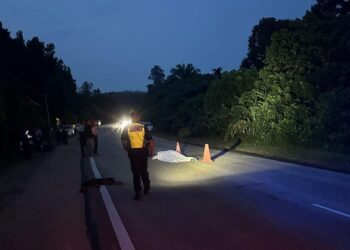 PENUNGGANG maut manakala pembonceng cedera apabila motosikal dinaiki terbabas di Jalan Kuantan-Maran di Kuantan, Pahang.