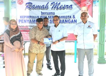 MOHAMMAD Fakhruddin Mohd. Arif (dua dari kanan), menyampaikan sumbangan 'Inisiatif Makmur Pahang' pada program Ramah Mesra bersama Kepimpinan Pusat Daerah Mengundi (PDM) Seri Mahkota di Kampung Padang Geroda di Pekan, Pahang. - FOTO/SHAIKH AHMAD RAZIF