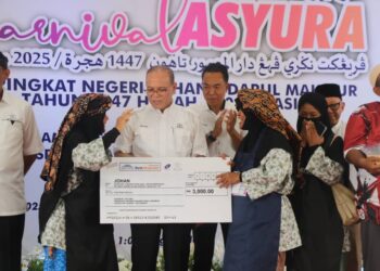 WAN ROSDY Wan Ismail (tengah) menyampaikan hadiah replika cek bernilai RM3,000 kepada juara Karnival Asyura, Masjid Tengku Abdullah, Jerantut di Temerloh, Pahang. - FOTO/SALEHUDIN MAT RASAD