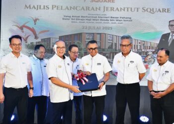 WAN ROSDY Wan Ismail (dua dari kiri) bersama pegawai PKNP semasa Pelancaran Sambutan 60 Tahun PKNP dan Projek Perniagaan Jerantut Square di Rest House bandar Jerantut di Jerantut, Pahang - FOTO/SHAIKH AHMAD RAZIF