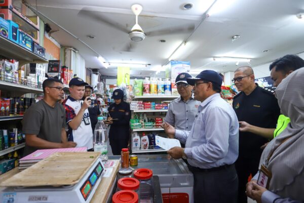 Warga asing berniaga