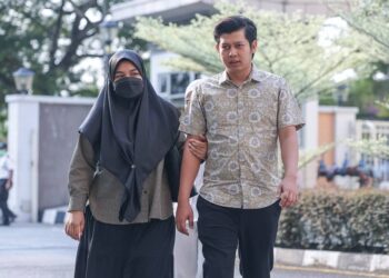 ISMANIRA Abdul Manaf dan Zaim Ikhwan Zahari hadir ke Mahkamah Sesyen, Petaling Jaya, Selangor, semalam. – UTUSAN/FARIZ RUSADIO