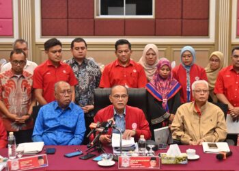 WAN Rosdy Wan Ismail (duduk, tengah) dalam sidang akhbar di sebuah hotel di Kuantan, Pahang. - FOTO/SHAIKH AHMAD RAZIF