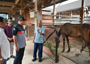 FADZLI Mohamad Kamal (tengah) membuat lawatan ke Pusat  Ekuestrian Pahang bagi meninjau keadaan di pusat tersebut yang didakwa tidak diselenggara dengan baik di Tanjung Lumpur, Kuantan, Pahang.
