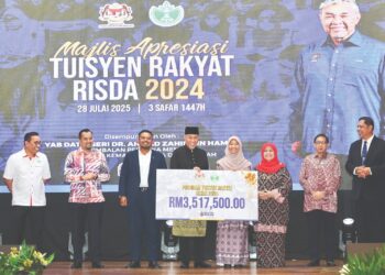 AHMAD Zahid Hamidi menyampaikan Anugerah Pelajar Cemerlang Tuisyen Rakyat RISDA 2024 kepada Nurul Hani Affiezal pada Majlis Apresiasi Tuisyen Rakyat RISDA 2024 di Kuala Lumpur, semalam. Hadir sama Timbalan Menteri Kemajuan Desa dan Luar Bandar, Datuk Rubiah Wang, Manndzri Nasib (tiga dari kiri) , Ketua Setiausaha KKDW, Muhd Khair Razman Mohamed Annuar dan Ketua Pengarah RISDA, Zainal Azni Zulkifli. – UTUSAN/AMIR KHALID