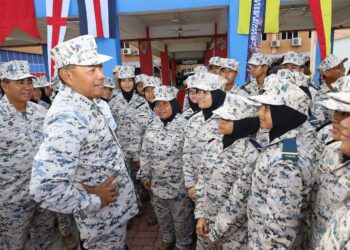 MOHD. Rosli Abdullah (dua dari kiri) berbual dengan pasukan Pasukan Kadet Maritim Malaysia (Paskam) Sekolah Menengah Kebangsaan (SMK) Sungai Baging di Kuantan, Pahang.