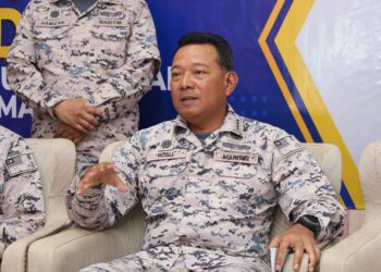 MOHD. Rosli Abdullah ketika sidang akhbar selepas melancarkan program Sekolah Angkat Madani Maritim Malaysia di Sekolah Menengah Kebangsaan (SMK) Sungai Baging di Kuantan, Pahang.