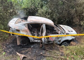 KEADAAN Proton Preve yang terbakar dalam kemalangan berhampiran Sekolah Kebangsaan (SK) Guai di Bera, Pahang.