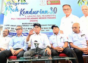 WAN ROSDY Wan Ismail (tengah) dalam sidang media pada Program Moh Kendurian 3.0 di Ladang Pertubuhan Peladang Negeri Pahang (PASFA) di Kampung Mahkota di Kuantan, Pahang. - FOTO/SHAIKH AHMAD RAZIF