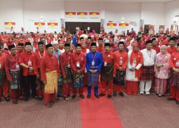 JOHARI Abdul Ghani bergambar bersama ahli pada Mesyuarat Perwakilan UMNO Bahagian Seremban di Sikamat di sini, hari ini. - UTUSAN/NUR SHARIEZA ISMAIL