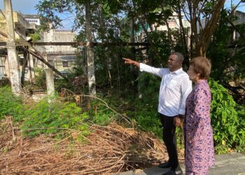 J. ARUL Kumar dan Nicole Tan turun padang melawat premis terbiar dipenuhi semak yang telah digantung notis pembersihan oleh MBS di Lorong Java, Seremban hari ini.-UTUSAN/NOR SHAFAWATI YUP.