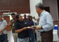 MOHAMAD Hasan menyampaikan bantuan kepada penerima di Dewan Komuniti Rantau, Seremban hari ini.-UTUSAN/NOR AINNA HAMZAH.